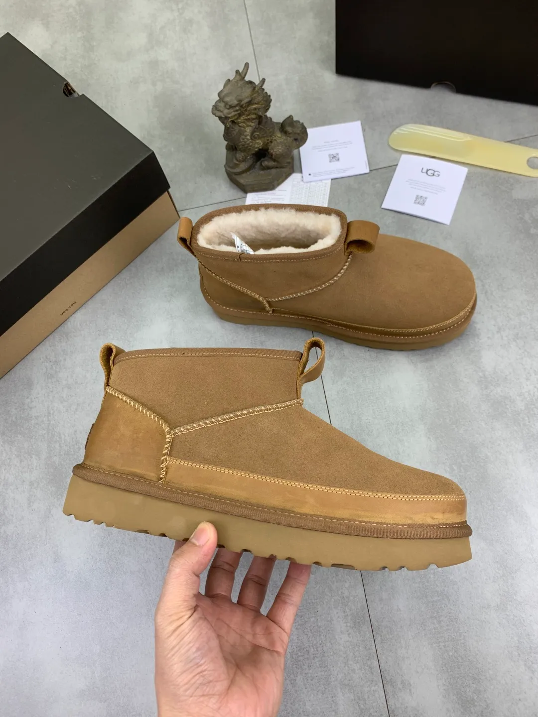 Men's men's shoes 💰P500 New top version UGG 2025 autumn and winter high-top new casual shoes new series Ansley Mules Fashionable and comfortable shallow flat slip-on casual loafers ✨ Classic suede cowhide with 10mm wool lining Insole suede collar Soft and comfortable ❤️ Decorated with UGG classic heat embossed brand logo on the back side Full texture Lightweight rubber sole Anti-slip, wear-resistant and comfortable Color: Black Brown Size: 39-45